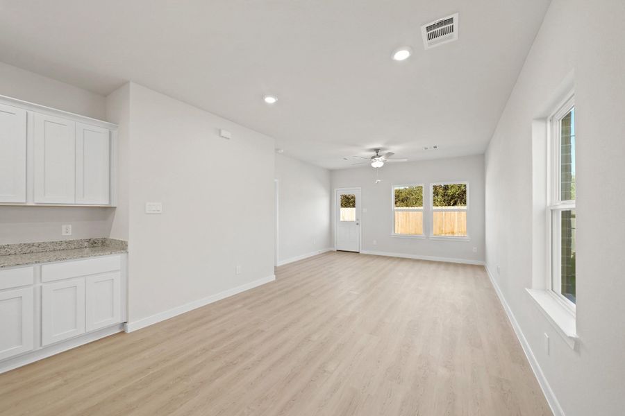 Spacious, unfurnished interior of a new home in Riverwood Ranch, Angleton (Image 14).