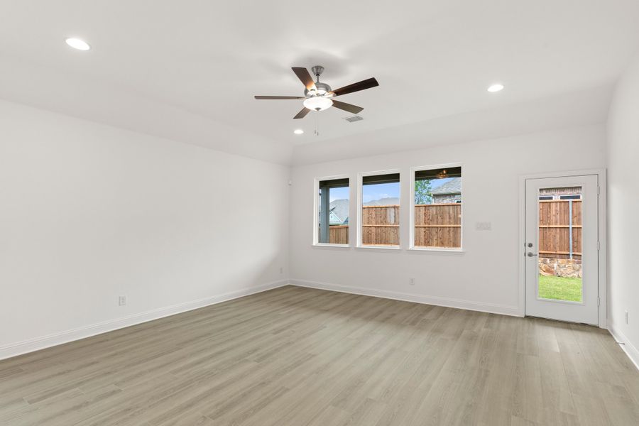 Spacious, unfurnished interior of a new home in Creekside, Royse City (Image 15).