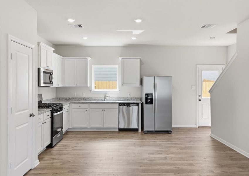 Vaughn - TX | Kitchen – Range & Refrigerator