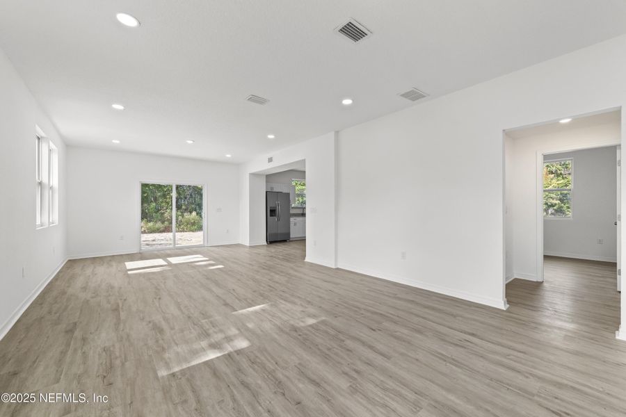 Spacious, unfurnished interior of a new home in , Jacksonville (Image 18).