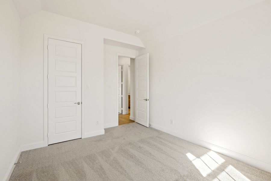 Spacious, unfurnished interior of a new home in Myrtle Creek, Waxahachie (Image 26).