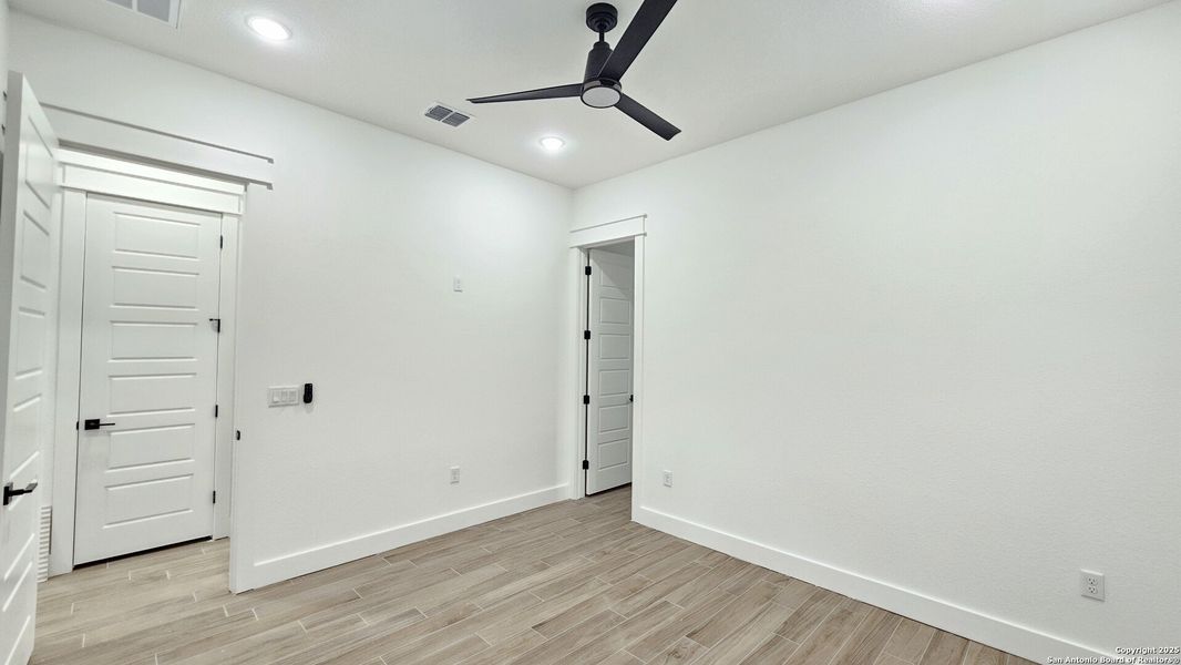 Spacious, unfurnished interior of a new home in , La Vernia (Image 26).