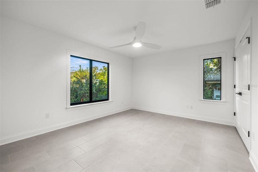Spacious, unfurnished interior of a new home in , Tampa (Image 16).