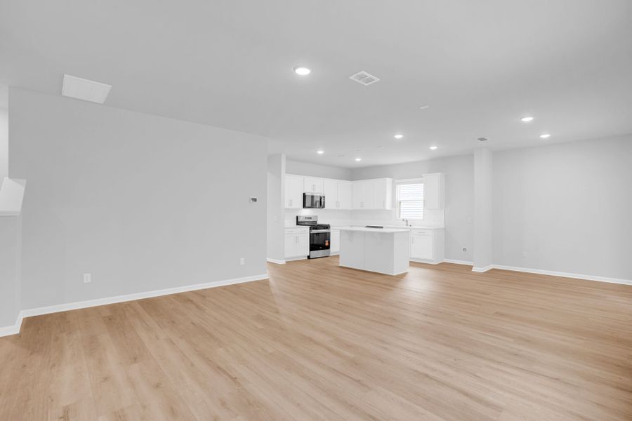 Spacious, unfurnished interior of a new home in Bradford Pointe, Summerville (Image 34).