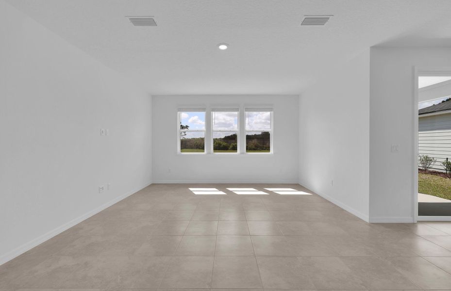Spacious, unfurnished interior of a new home in Hyland Trail, Green Cove Springs (Image 16).