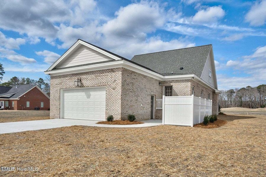 Enjoy golf views w/out golfer traffic!