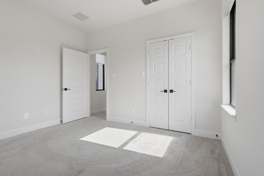 Spacious, unfurnished interior of a new home in Sienna, Missouri City (Image 30).