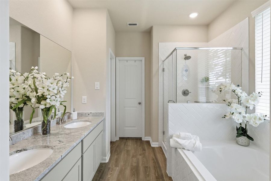 Furnished interior view inside a new home in Deer Trail Estates, Conroe (Image 10).