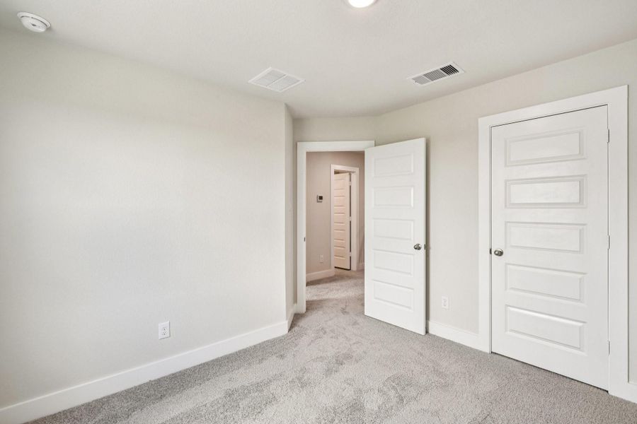 Spacious, unfurnished interior of a new home in Alicante, Houston (Image 21).