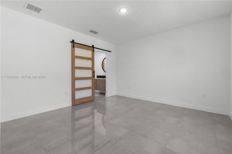 Spacious, unfurnished interior of a new home in , Palm Bay (Image 37).