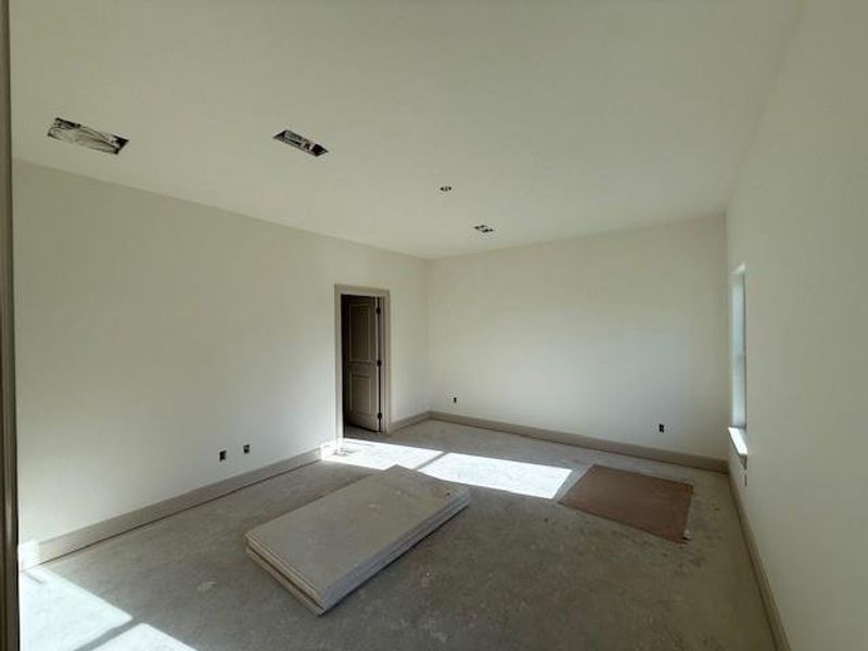 Spacious, unfurnished interior of a new home in , Angleton (Image 12).