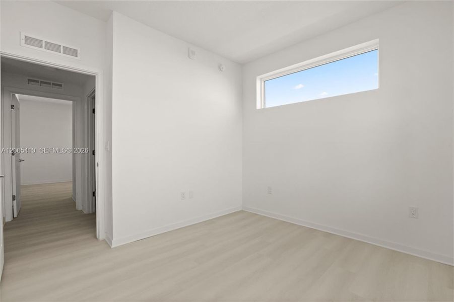 Spacious, unfurnished interior of a new home in , Orlando (Image 40).