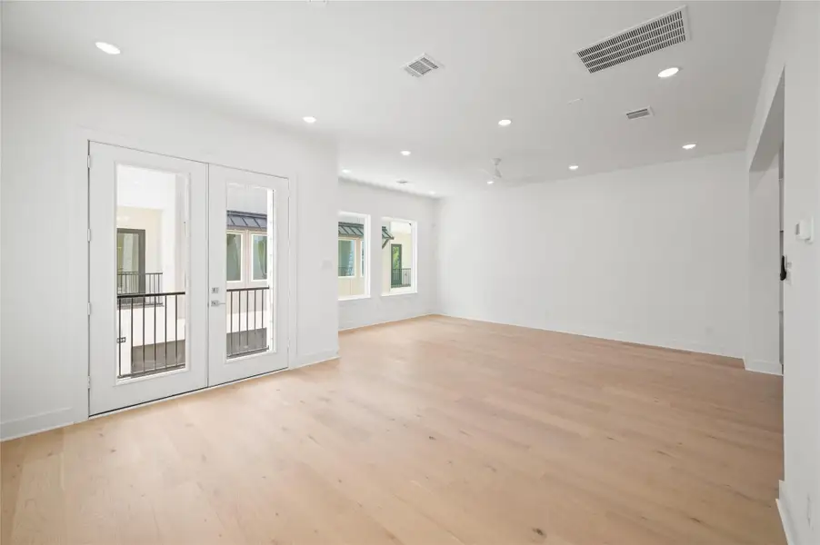 Spacious, unfurnished interior of a new home in , Houston (Image 28).