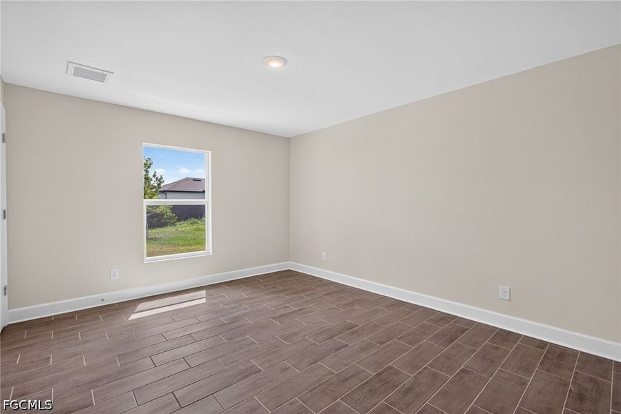 Spacious, unfurnished interior of a new home in Cape Coral, Cape Coral (Image 24).