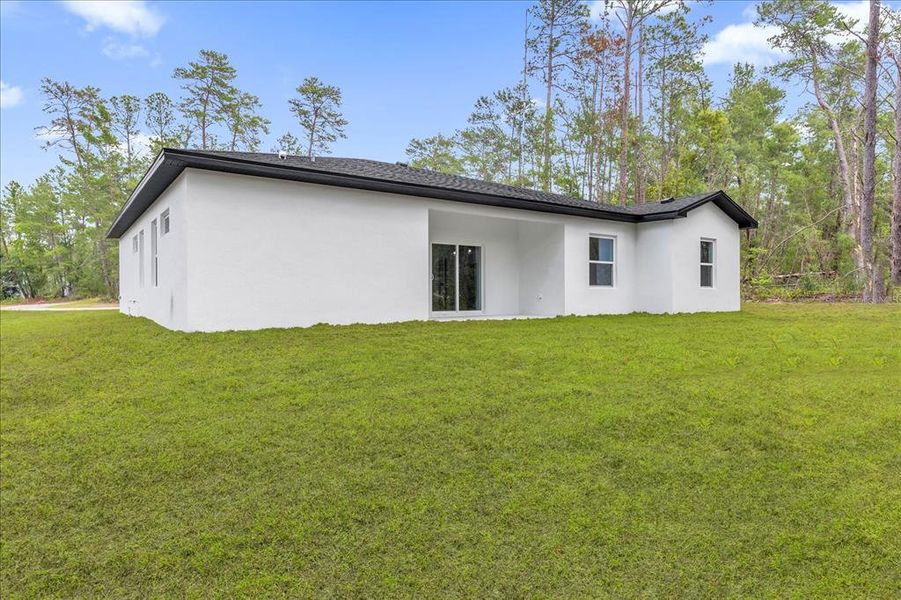 Exterior details and patio area of a home in , Homosassa (Image 3).