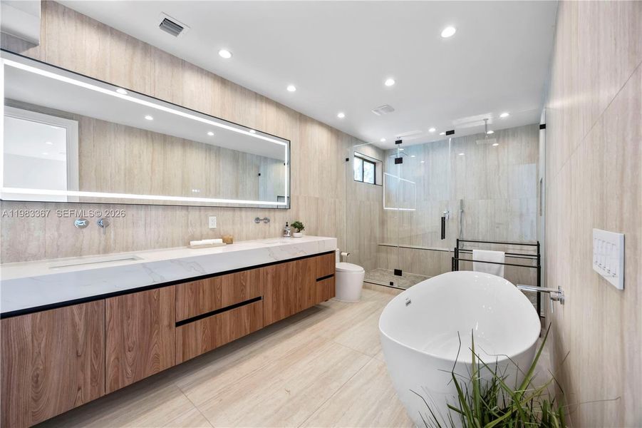 Furnished interior view inside a new home in , Fort Lauderdale (Image 79).