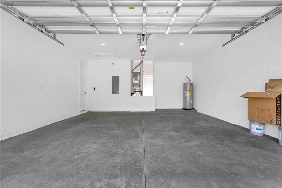 Spacious, unfurnished interior of a new home in , Summerfield (Image 24).