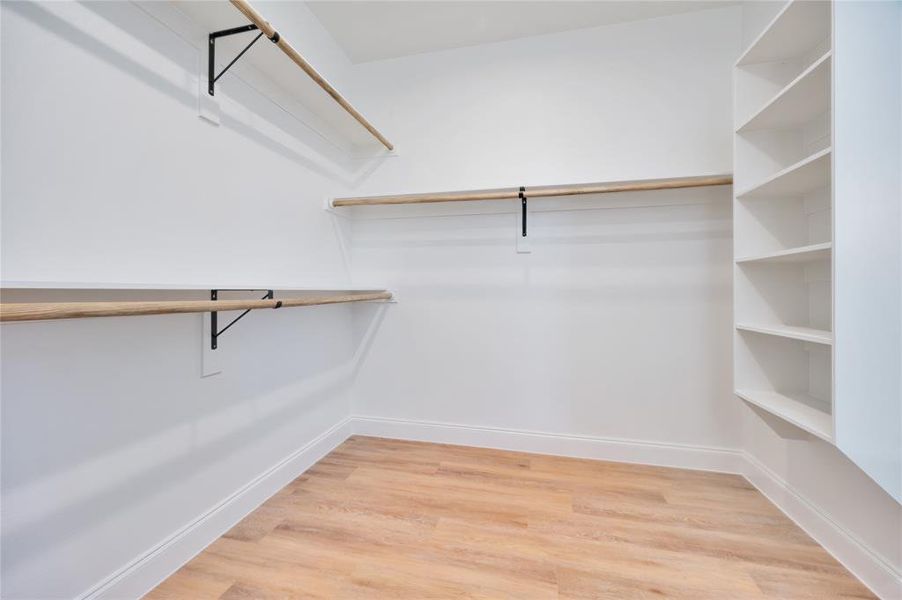 Spacious, unfurnished interior of a new home in , Brashear (Image 31).