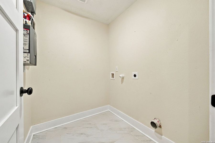 Spacious, unfurnished interior of a new home in , San Antonio (Image 24).