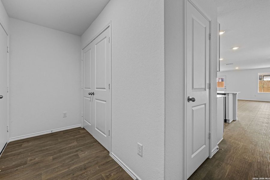 Spacious, unfurnished interior of a new home in Avenida, Converse (Image 21).