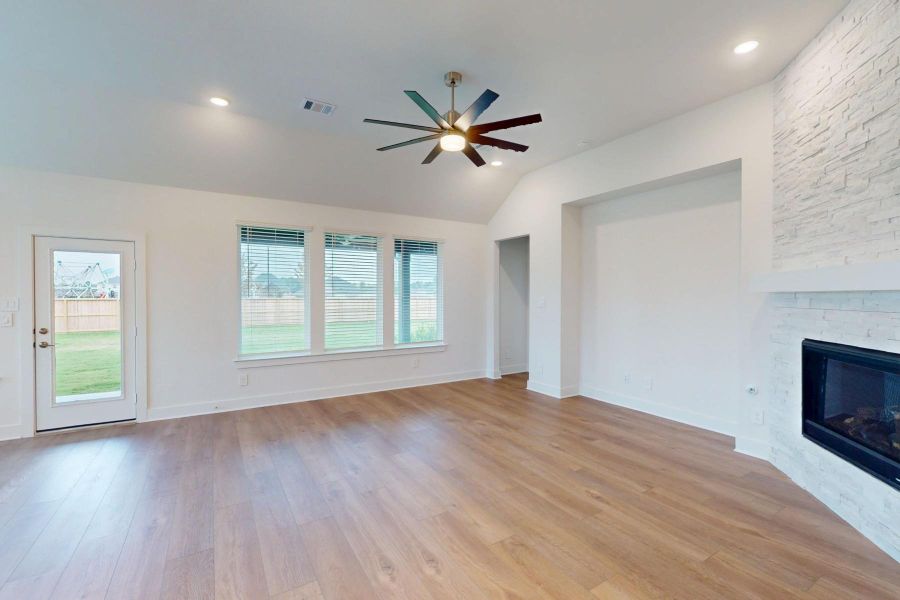 Spacious, unfurnished interior of a new home in Sorella, Tomball (Image 26).