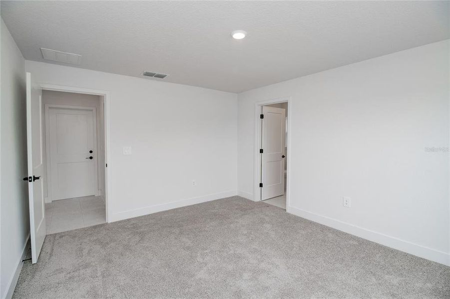 Spacious, unfurnished interior of a new home in Hickory Ridge Estates, Lake Wales (Image 15).
