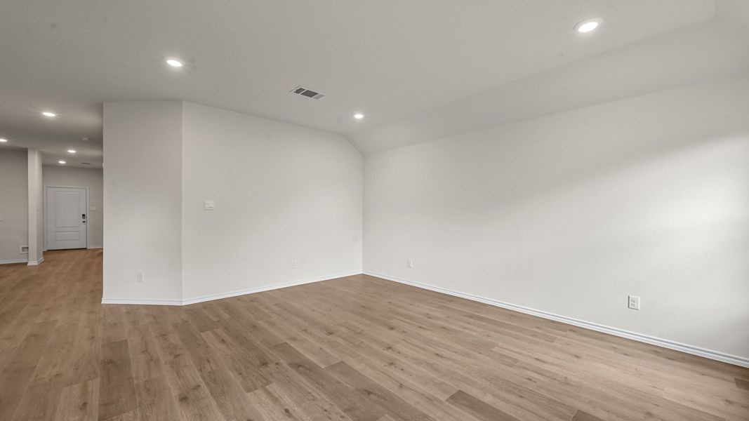 Spacious, unfurnished interior of a new home in Bluff Springs, Ferris (Image 19).