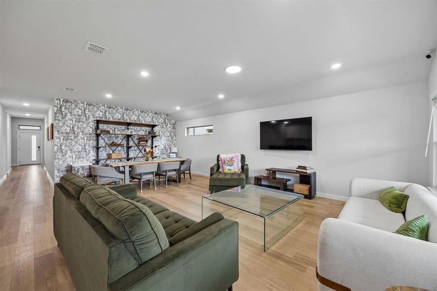 Furnished interior view inside a new home in Oakmont Park, Red Oak (Image 9). Furnished interior view inside a new home in Oakmont Park, Red Oak (Image 9).