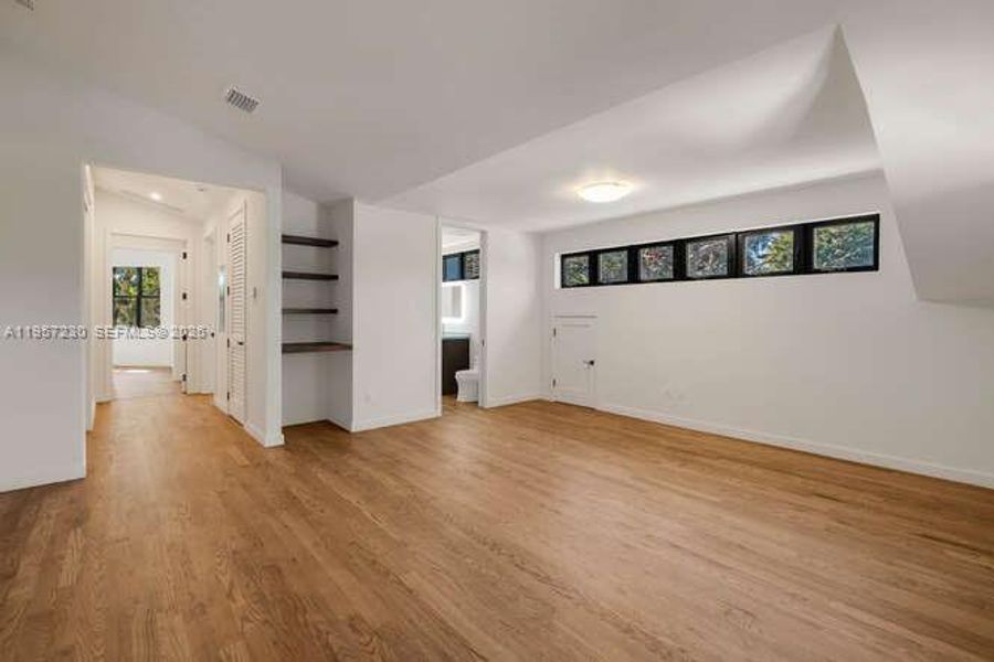 Spacious, unfurnished interior of a new home in , Miami (Image 22).