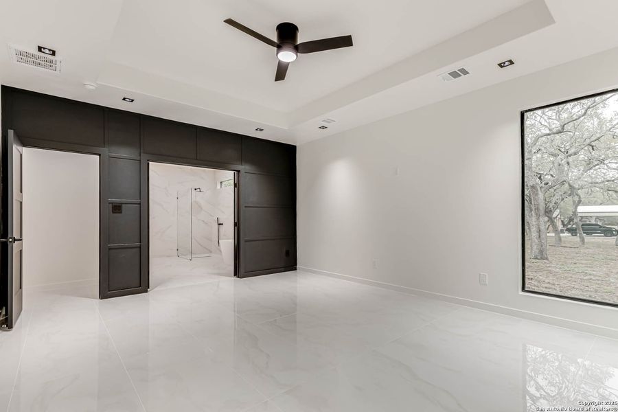 Spacious, unfurnished interior of a new home in , Floresville (Image 46).