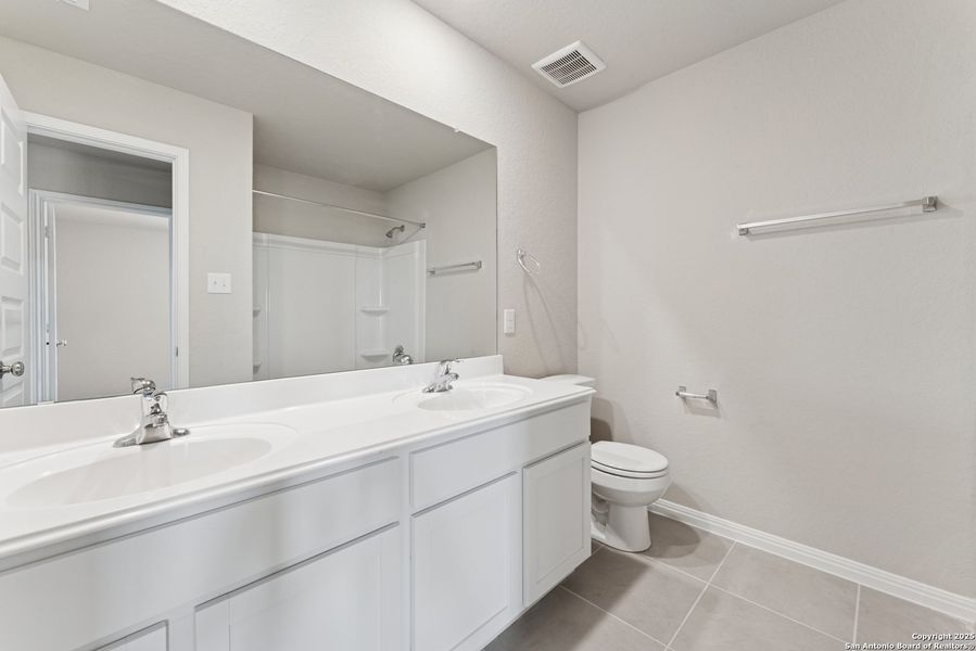 Furnished interior view inside a new home in Cinco Lakes, San Antonio (Image 5). Furnished interior view inside a new home in Cinco Lakes, San Antonio (Image 5).