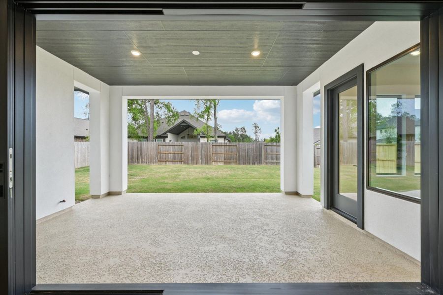 Exterior details and patio area of a home in Evergreen 60', Conroe (Image 29).