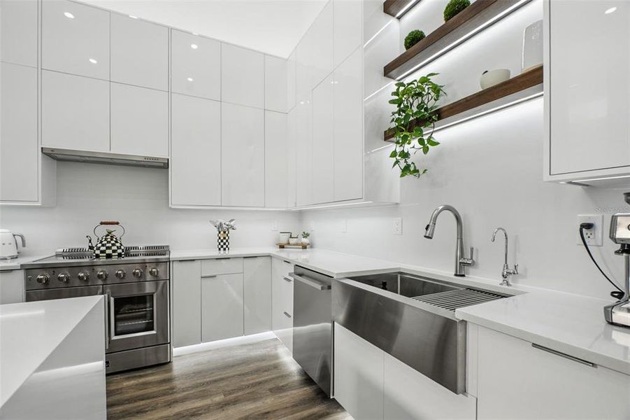 Furnished interior view inside a new home in , Port Charlotte (Image 10).