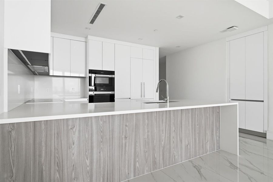 220-LAKESHORE-DRIVE-804-33403-025 220-LAKESHORE-DRIVE-804-33403-025