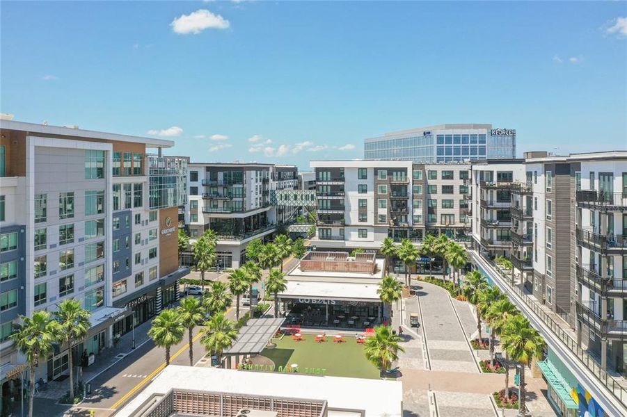 Condo located in Tampa, FL showcasing its design and architecture (Image 7).