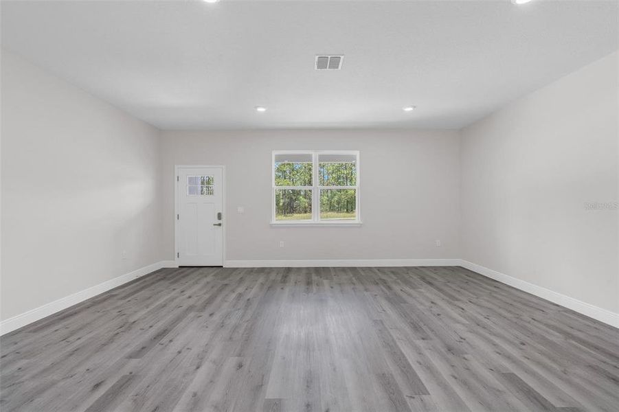 Spacious, unfurnished interior of a new home in , Citrus Springs (Image 20).