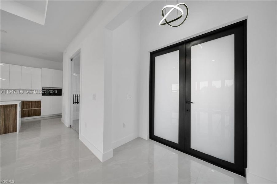 Spacious, unfurnished interior of a new home in , Lehigh Acres (Image 12).