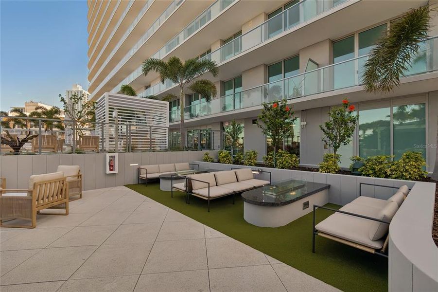 Condo located in St. Petersburg, FL showcasing its design and architecture (Image 33).