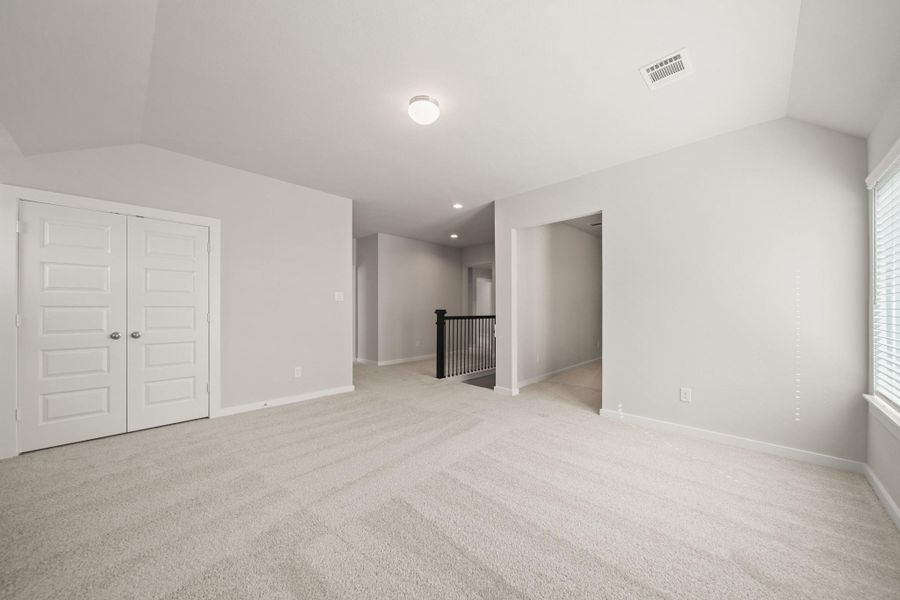 Spacious, unfurnished interior of a new home in Huntington Place, Rosharon (Image 15).