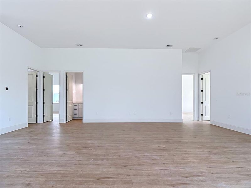 Spacious, unfurnished interior of a new home in , Port Charlotte (Image 18).