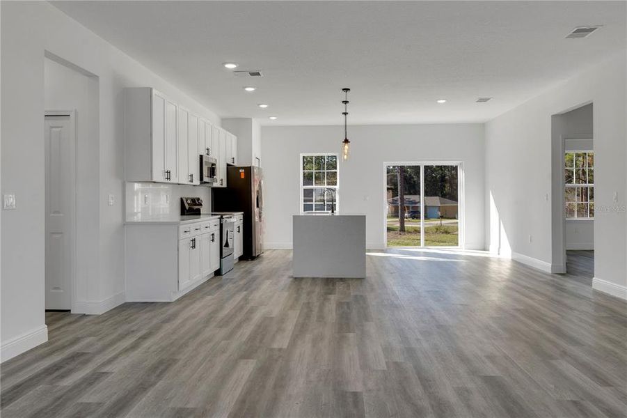 Spacious, unfurnished interior of a new home in , Ocala (Image 10).