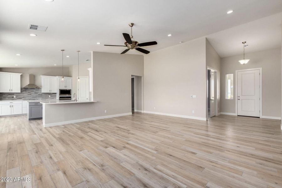 BB746AF2-78F9-4D6B-950E-DD83C4CBDF44 BB746AF2-78F9-4D6B-950E-DD83C4CBDF44