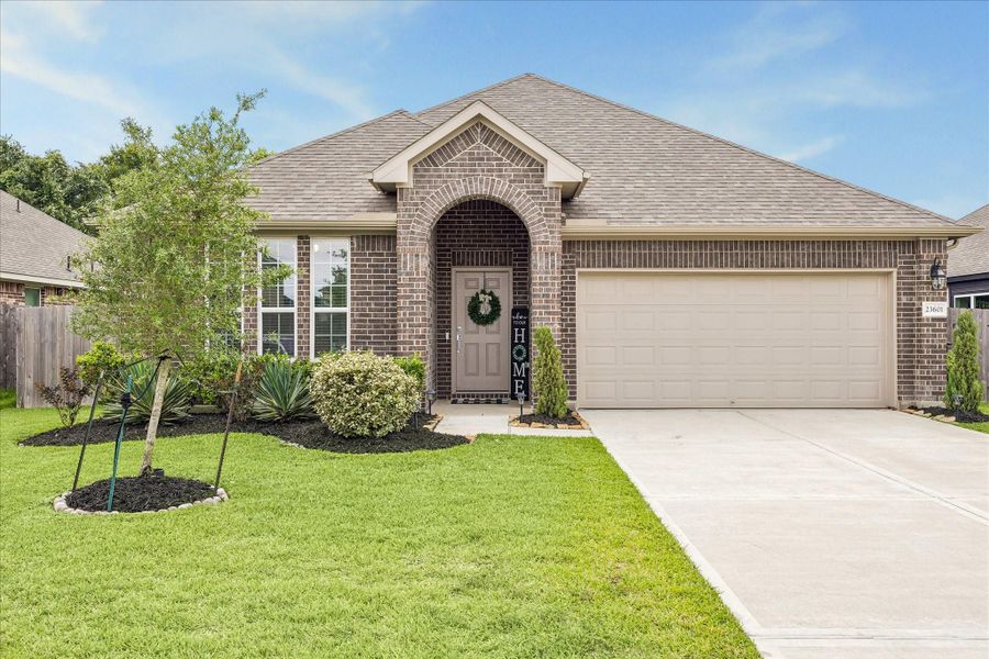 Beautiful front view with all the curb appeal you need. Beautiful front view with all the curb appeal you need.