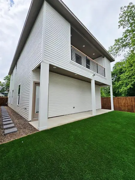 Exterior details and patio area of a home in , Dallas (Image 5).
