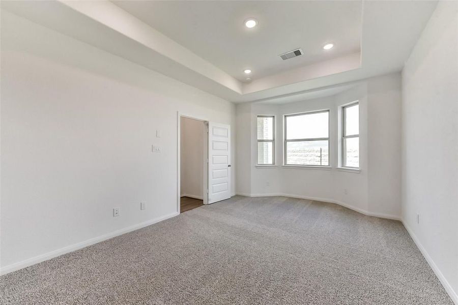 Spacious, unfurnished interior of a new home in River Ranch Meadows, Dayton (Image 5).