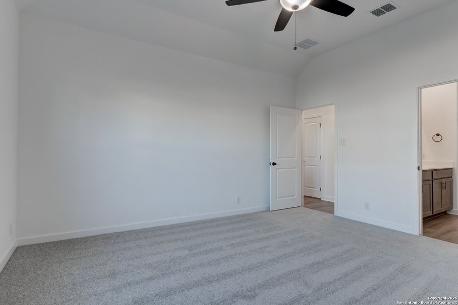 Spacious, unfurnished interior of a new home in Arcadia Ridge, San Antonio (Image 26).