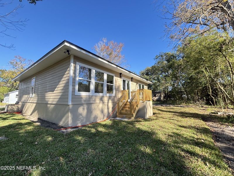 Exterior details and patio area of a home in , Jacksonville (Image 3).