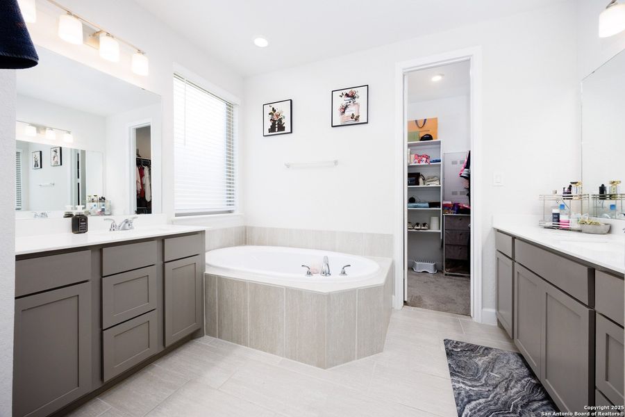 Furnished interior view inside a new home in Weston Oaks 55', San Antonio (Image 8). Furnished interior view inside a new home in Weston Oaks 55', San Antonio (Image 8).