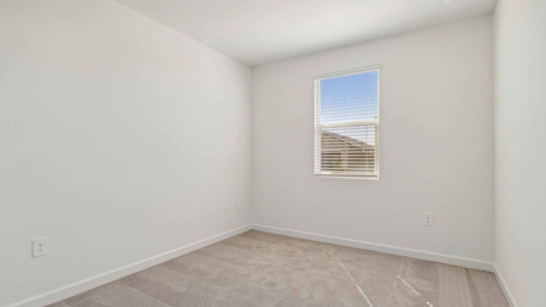Spacious, unfurnished interior of a new home in Quail Ranch, San Tan Valley (Image 24).