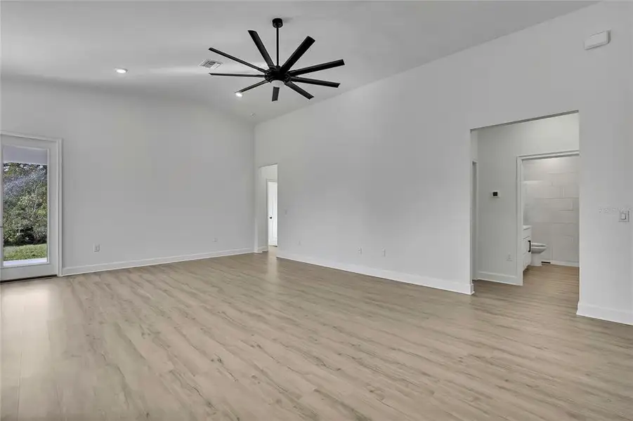 Spacious, unfurnished interior of a new home in , Weeki Wachee (Image 25).